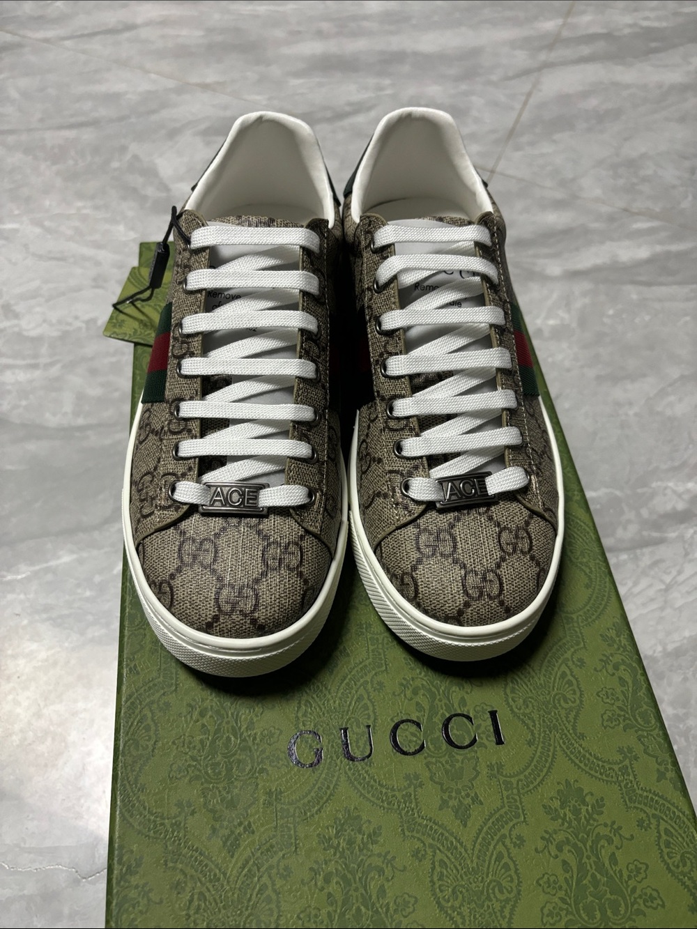 GG Gucci Supreme Low-Top Sneaker in Beige with Green-Red Stripe